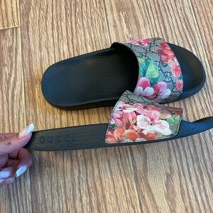 GG blooms supreme Gucci slides in great condition